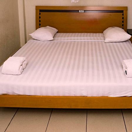 Aponye Hotel Кампала Экстерьер фото