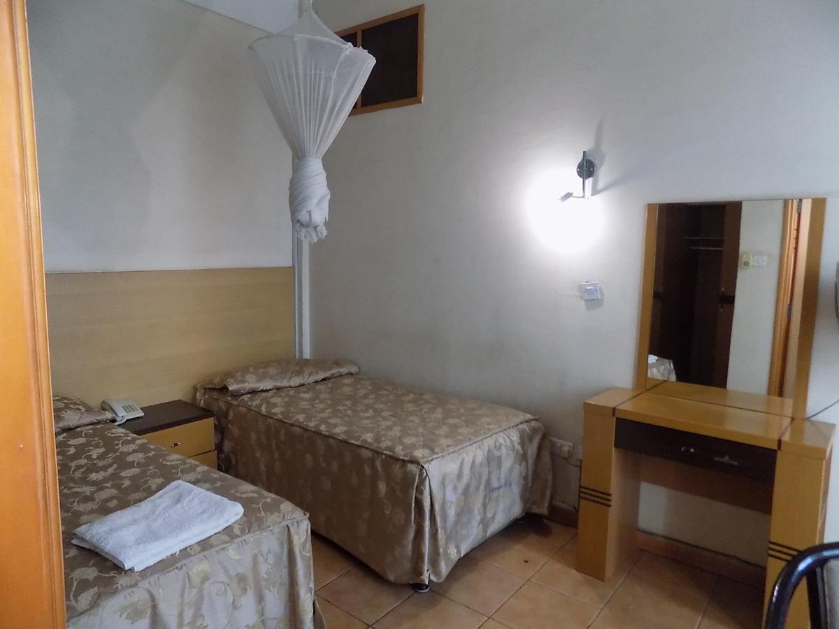 Aponye Hotel Кампала Экстерьер фото