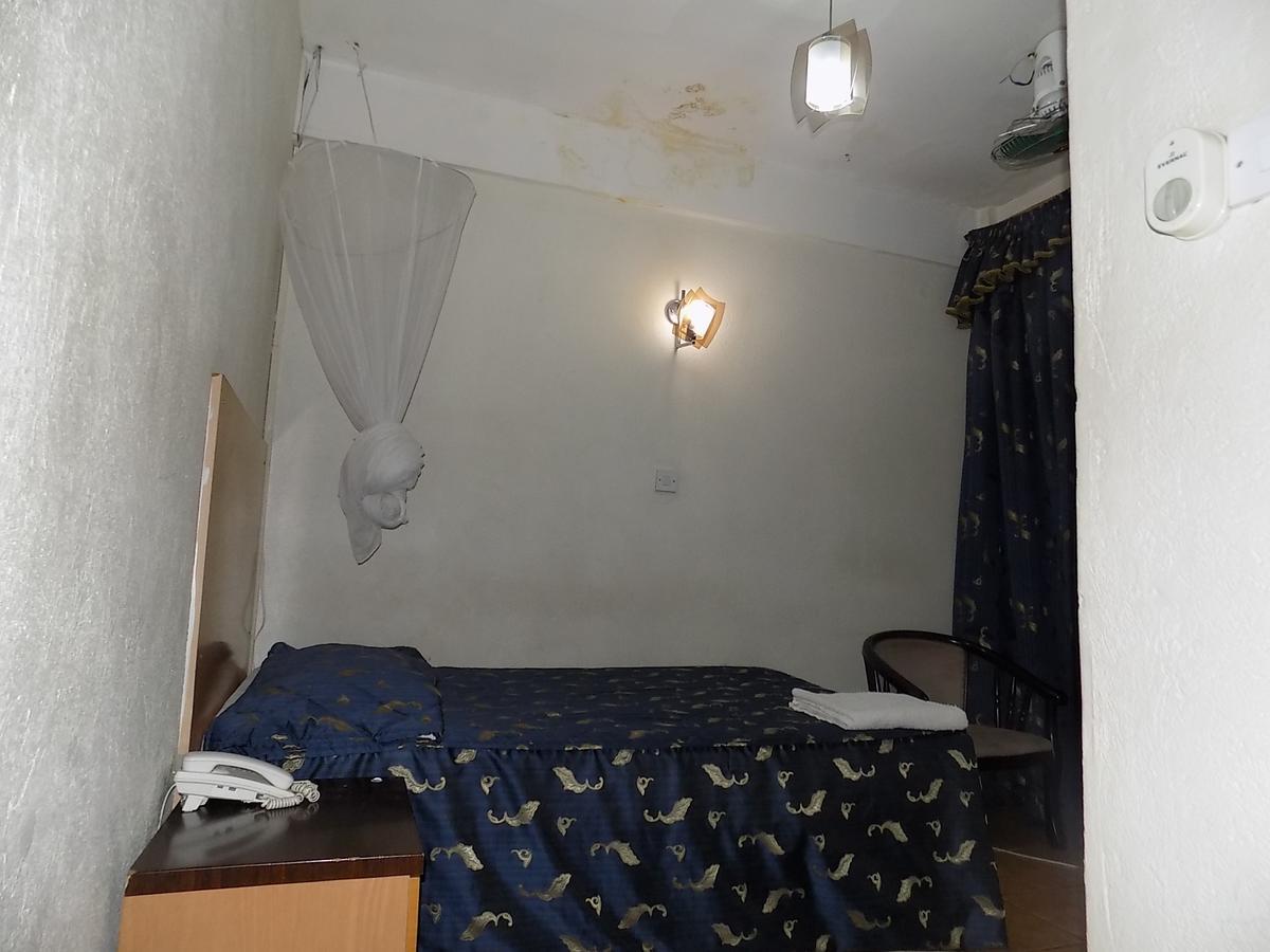 Aponye Hotel Кампала Экстерьер фото