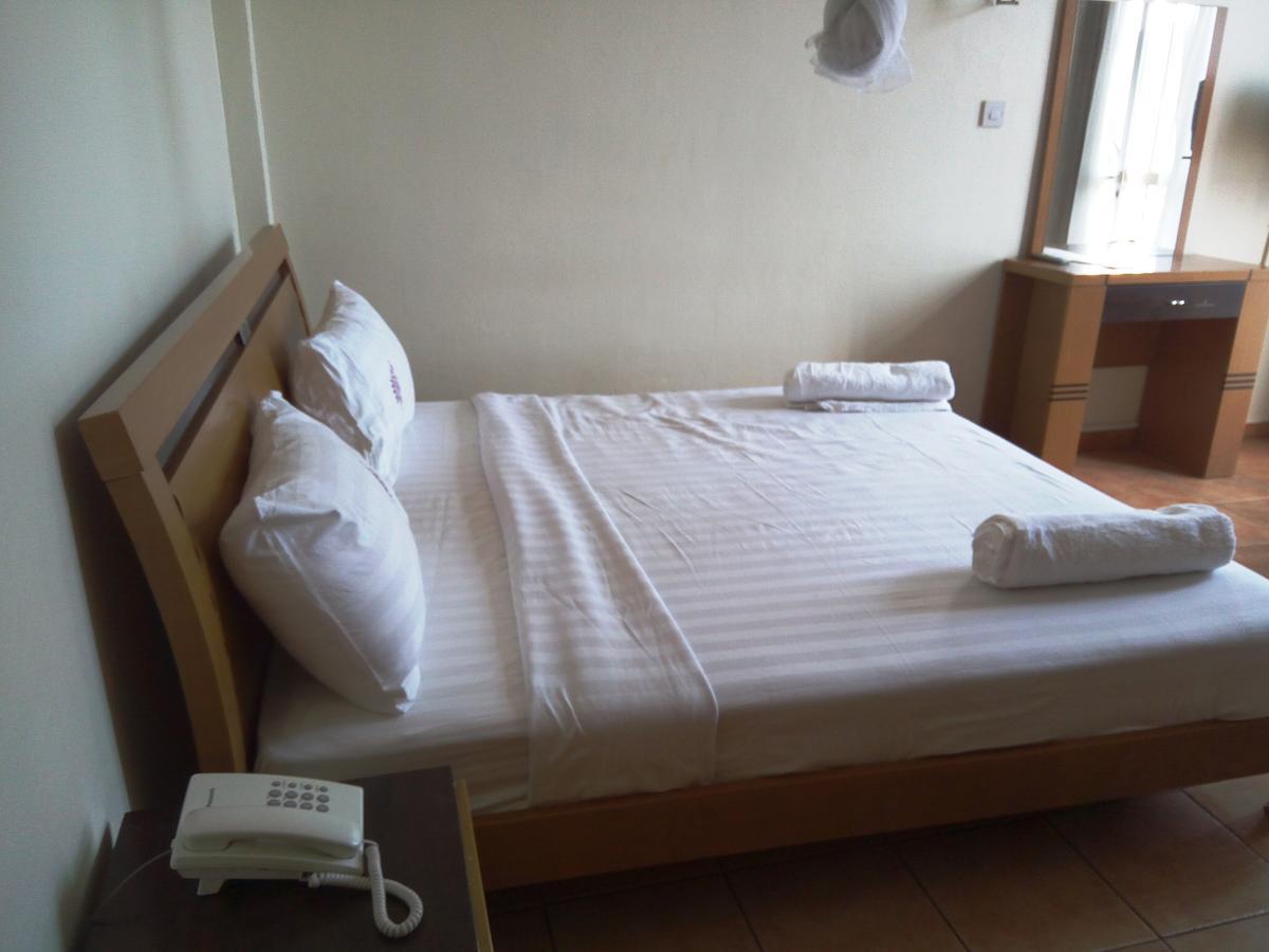 Aponye Hotel Кампала Экстерьер фото